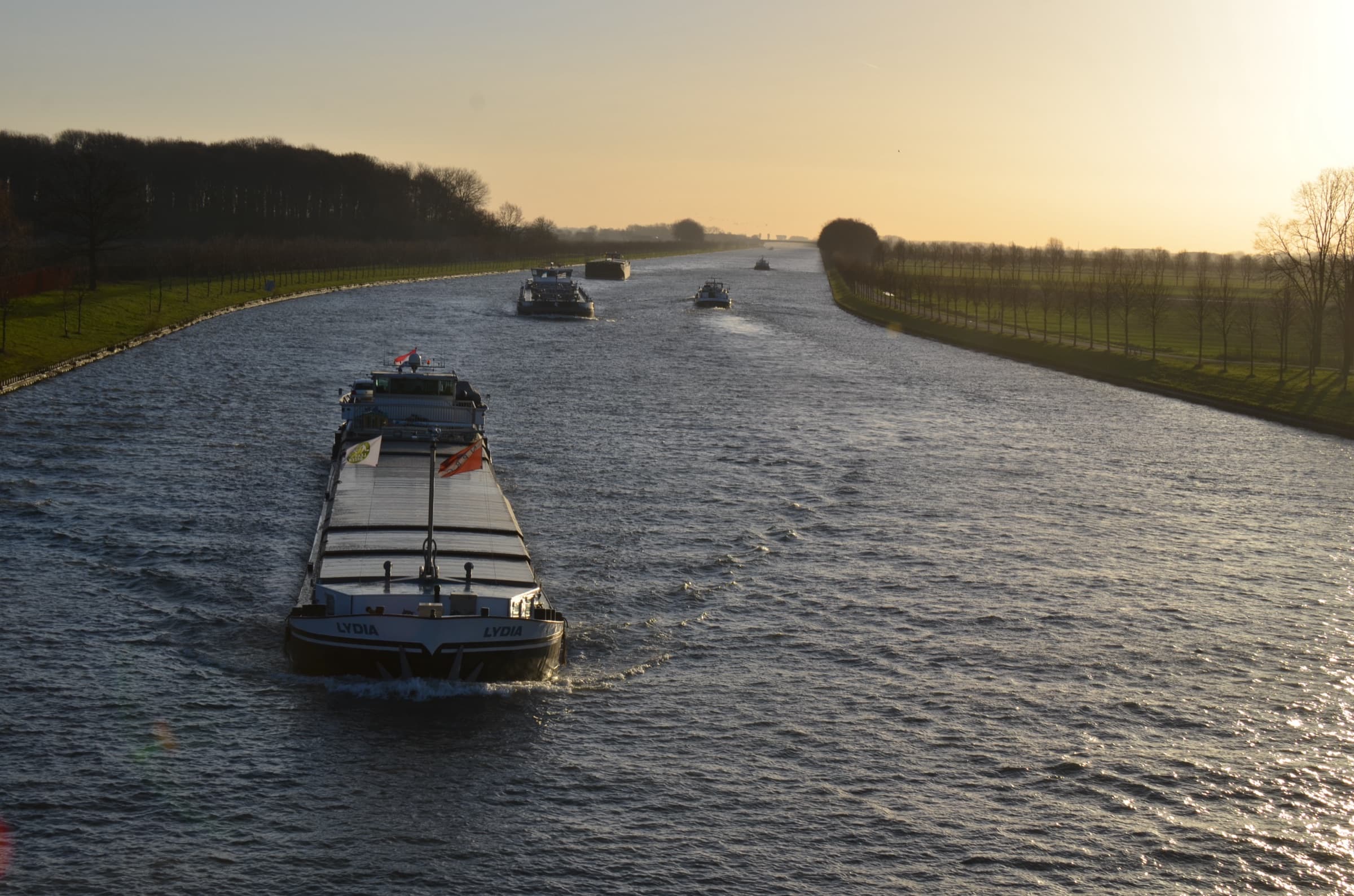 Geladen binnenvaartschip Lydia op het Amsterdam-Rijnkanaal in laag zonlicht